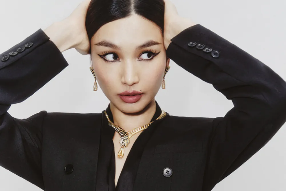 Vogue Singapore 06/2025: Gemma Chan chụp bởi Peter Ash Lee Vogue Singapore 06/2025: Gemma Chan chụp bởi Peter Ash Lee