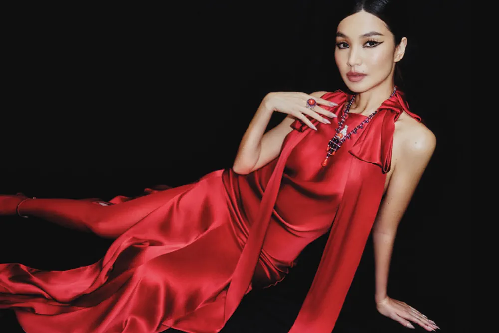 Vogue Singapore 06/2025: Gemma Chan chụp bởi Peter Ash Lee Vogue Singapore 06/2025: Gemma Chan chụp bởi Peter Ash Lee