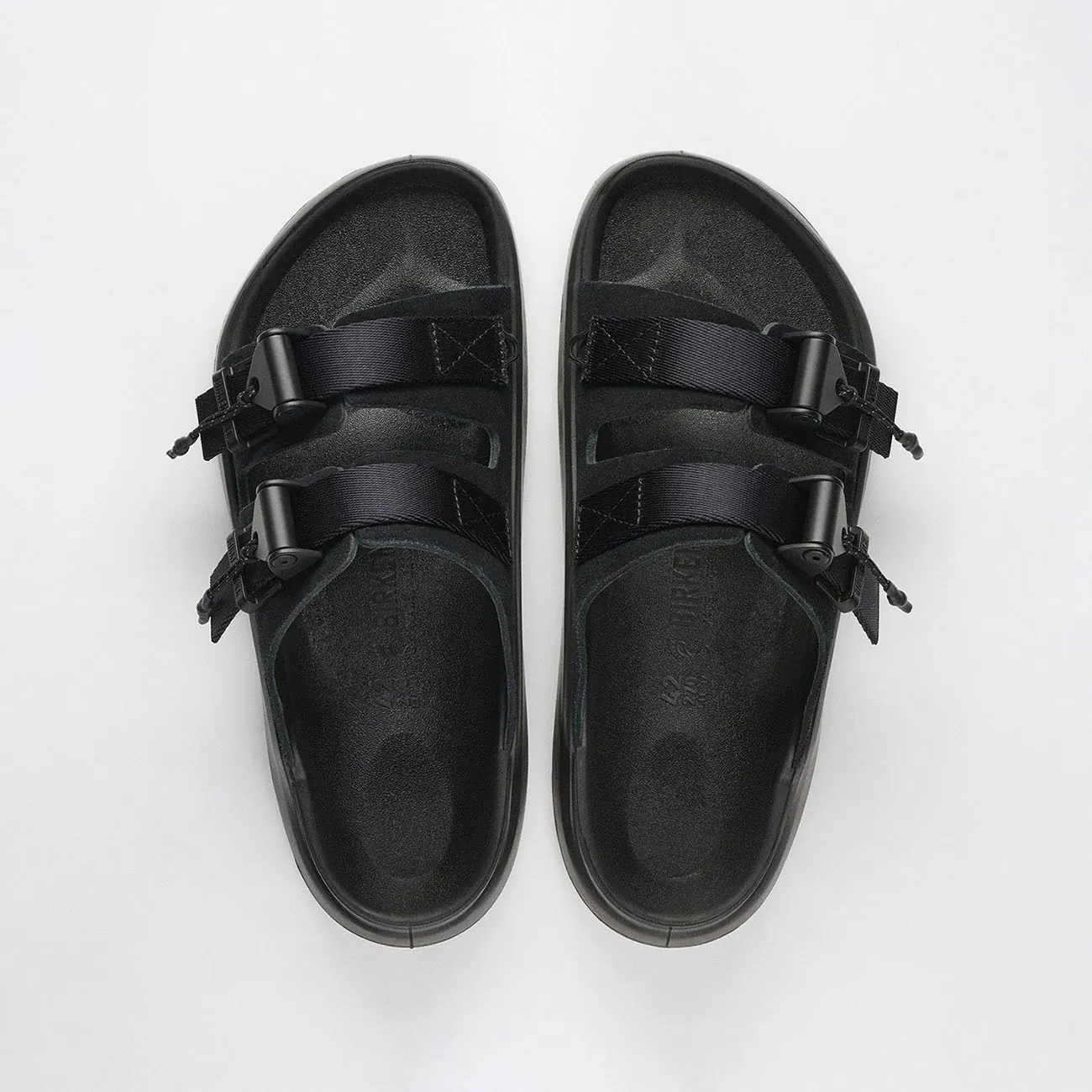 Birkenstock 1774 và Maharishi ra mắt sandal Mogami Terra Tech cho mùa Hè 2025
