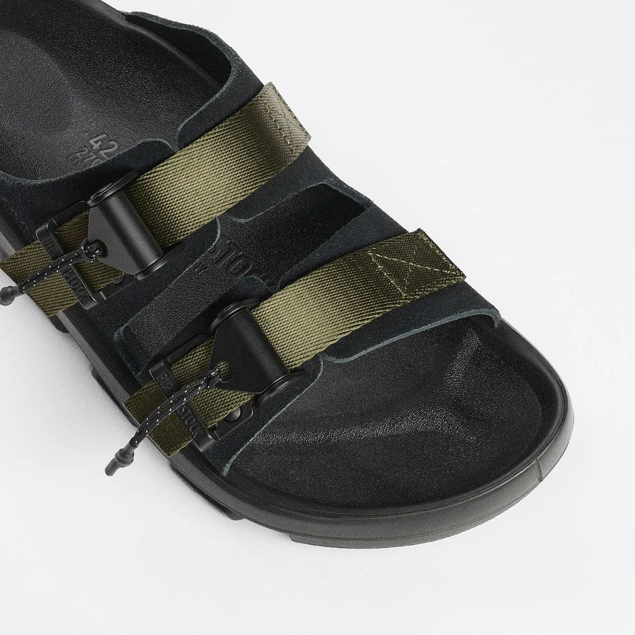 Birkenstock 1774 và Maharishi ra mắt sandal Mogami Terra Tech cho mùa Hè 2025