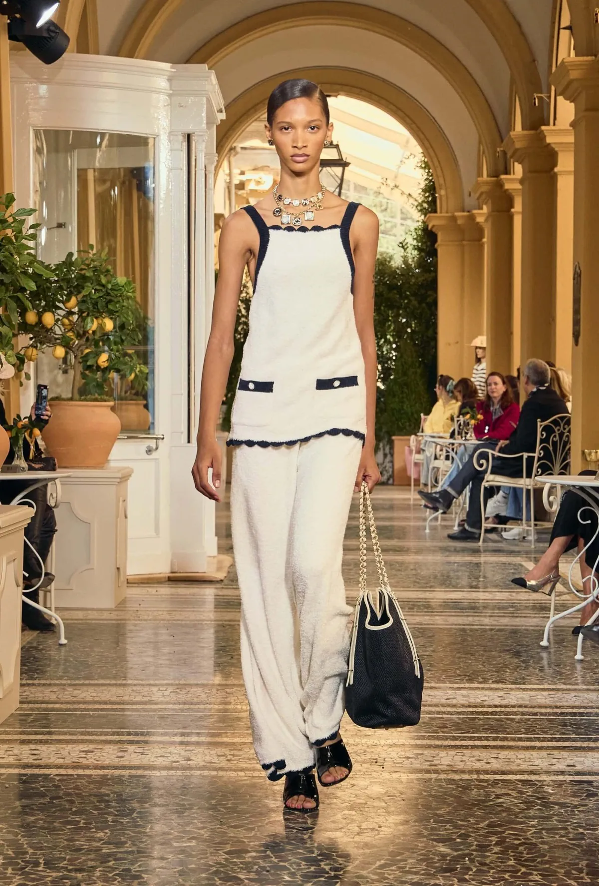 Bộ sưu tập Chanel Cruise 2026 tôn vinh vẻ đẹp sang trọng của phong cách sống dolce vita