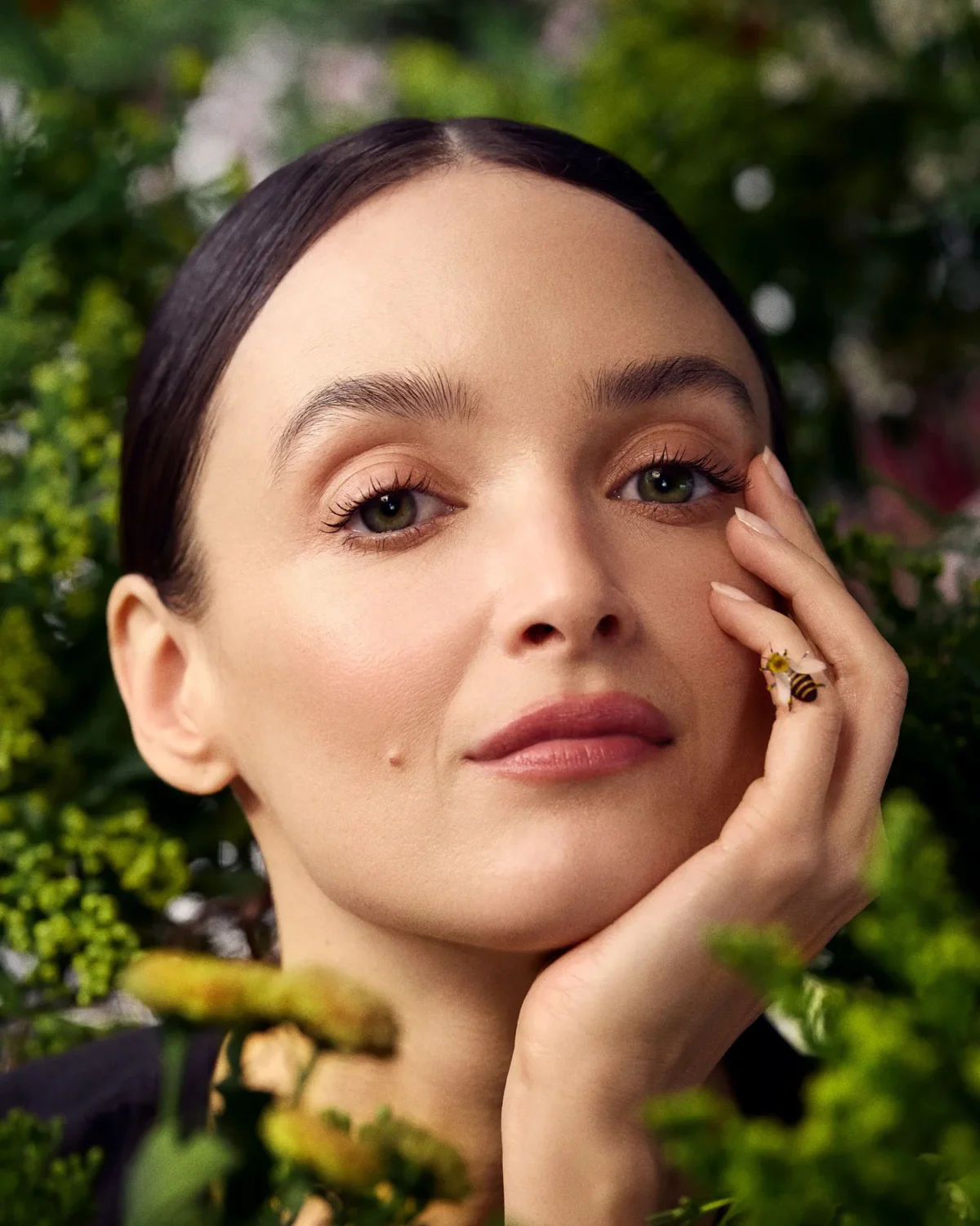 Guerlain chọn Charlotte Le Bon làm đại sứ bảo vệ ong mới