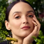 Guerlain chọn Charlotte Le Bon làm đại sứ bảo vệ ong mới