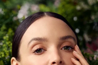 Guerlain chọn Charlotte Le Bon làm đại sứ bảo vệ ong mới