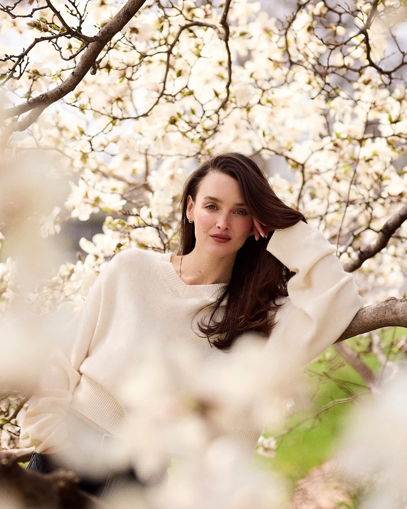 Guerlain chọn Charlotte Le Bon làm đại sứ bảo vệ ong mới