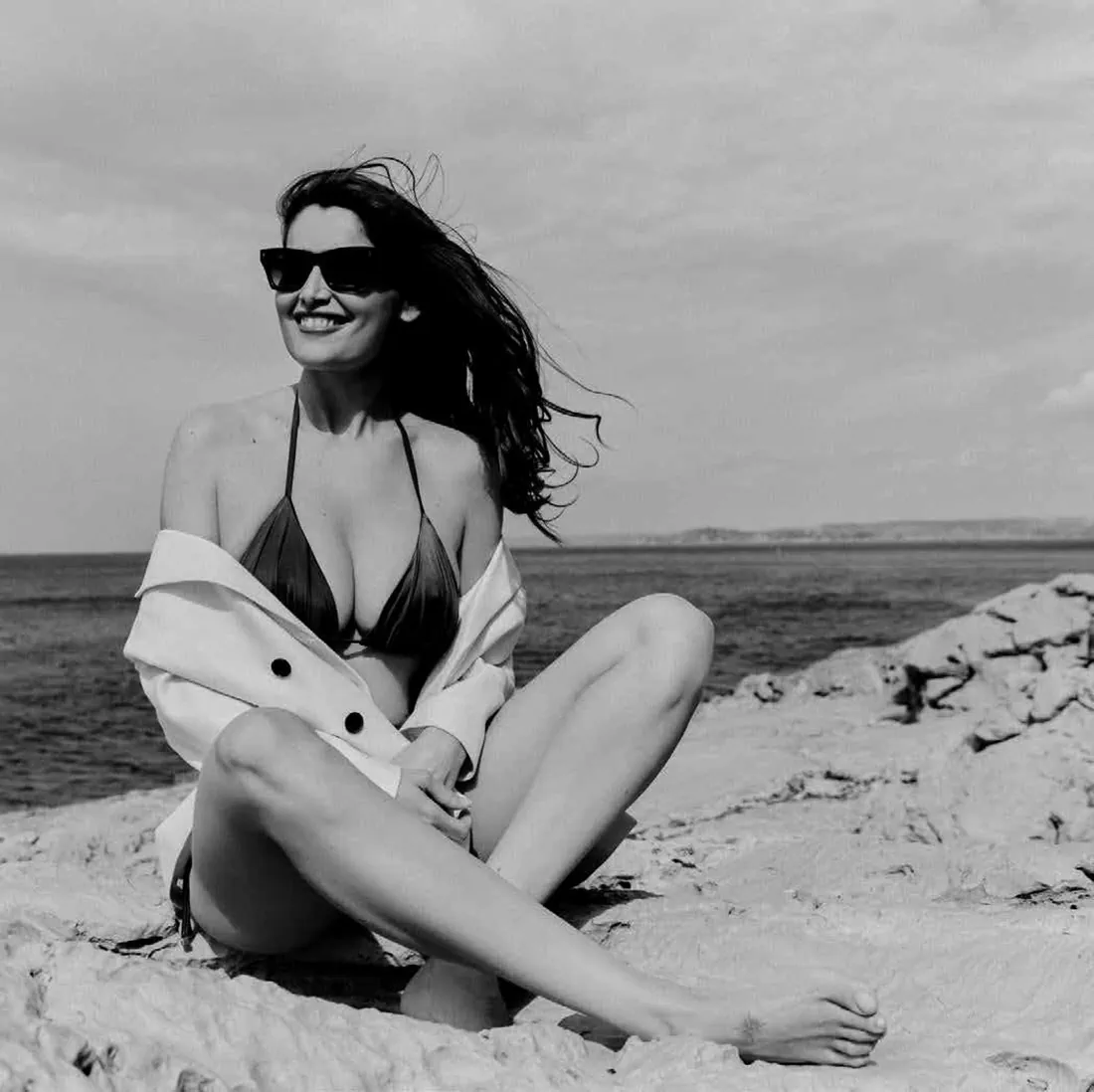 Madame Figaro 30/05/2025: Laetitia Casta chụp bởi Charlotte Navio