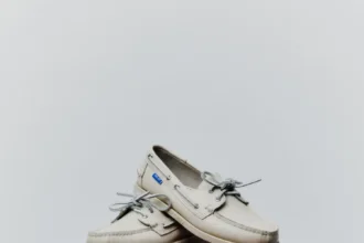 NN.07 làm mới Sebago Docksides Portland với phiên bản da dập vân cá sấu màu trắng kem