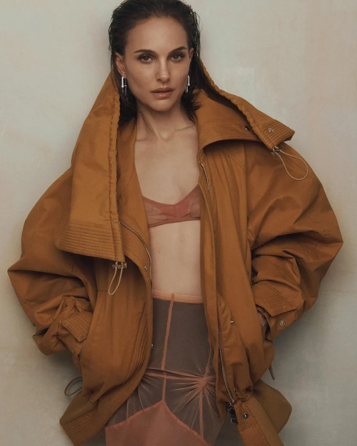 Vogue Australia 05/2025: Natalie Portman tỏa sáng cùng Tiffany & Co., chụp bởi Lachlan Bailey