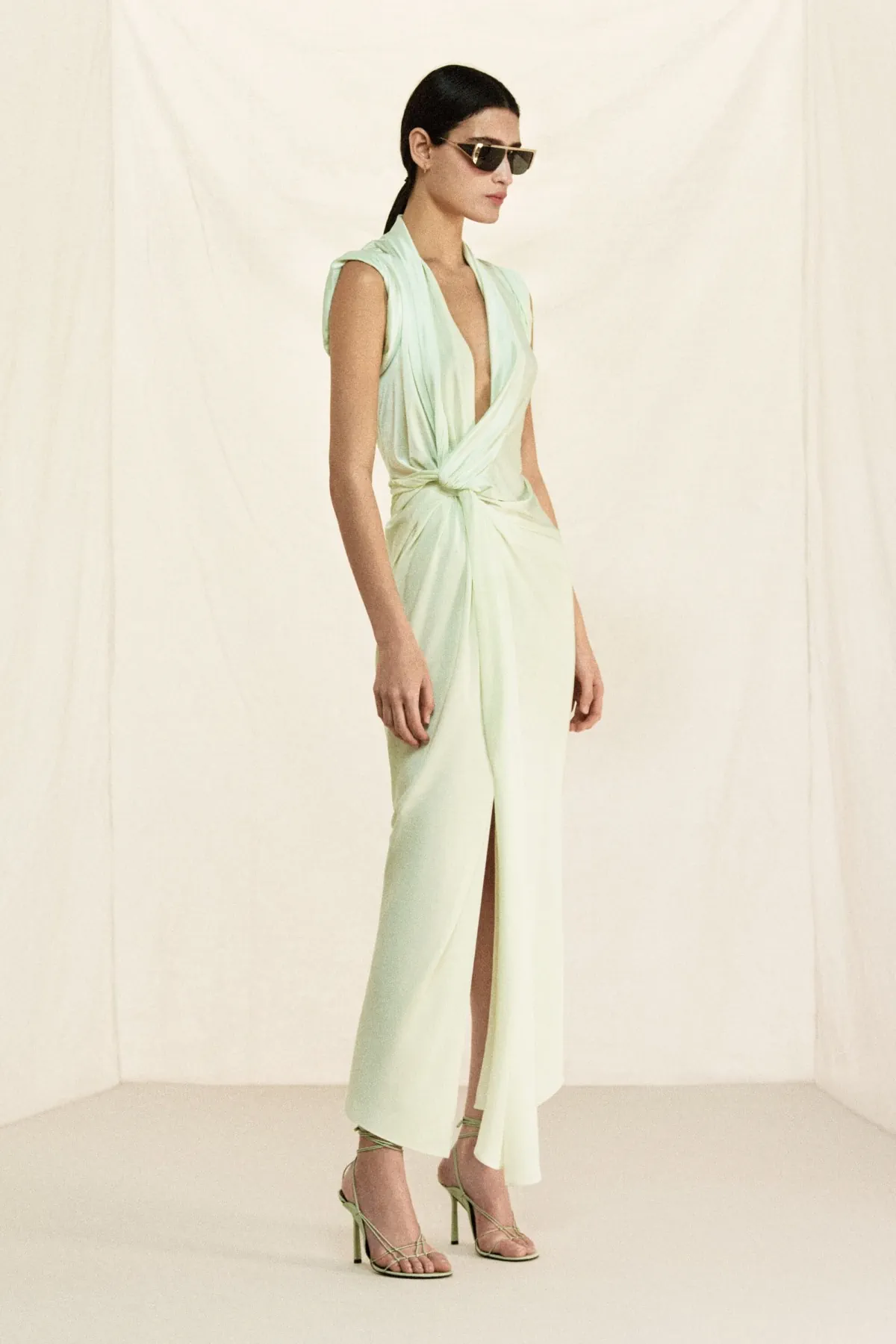 Victoria Beckham Resort 2026: Trở lại New York, nguồn cảm hứng từ hội họa và sự bất ngờ