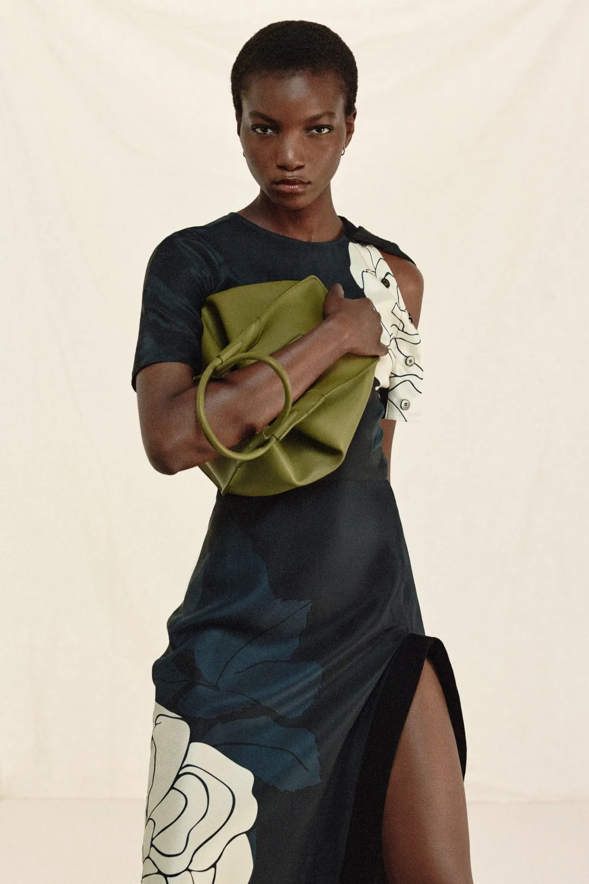 Victoria Beckham Resort 2026: Trở lại New York, nguồn cảm hứng từ hội họa và sự bất ngờ
