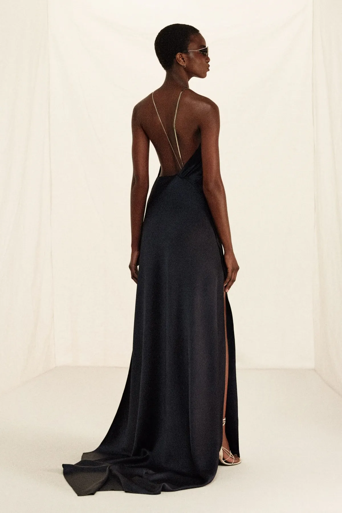 Victoria Beckham Resort 2026: Trở lại New York, nguồn cảm hứng từ hội họa và sự bất ngờ