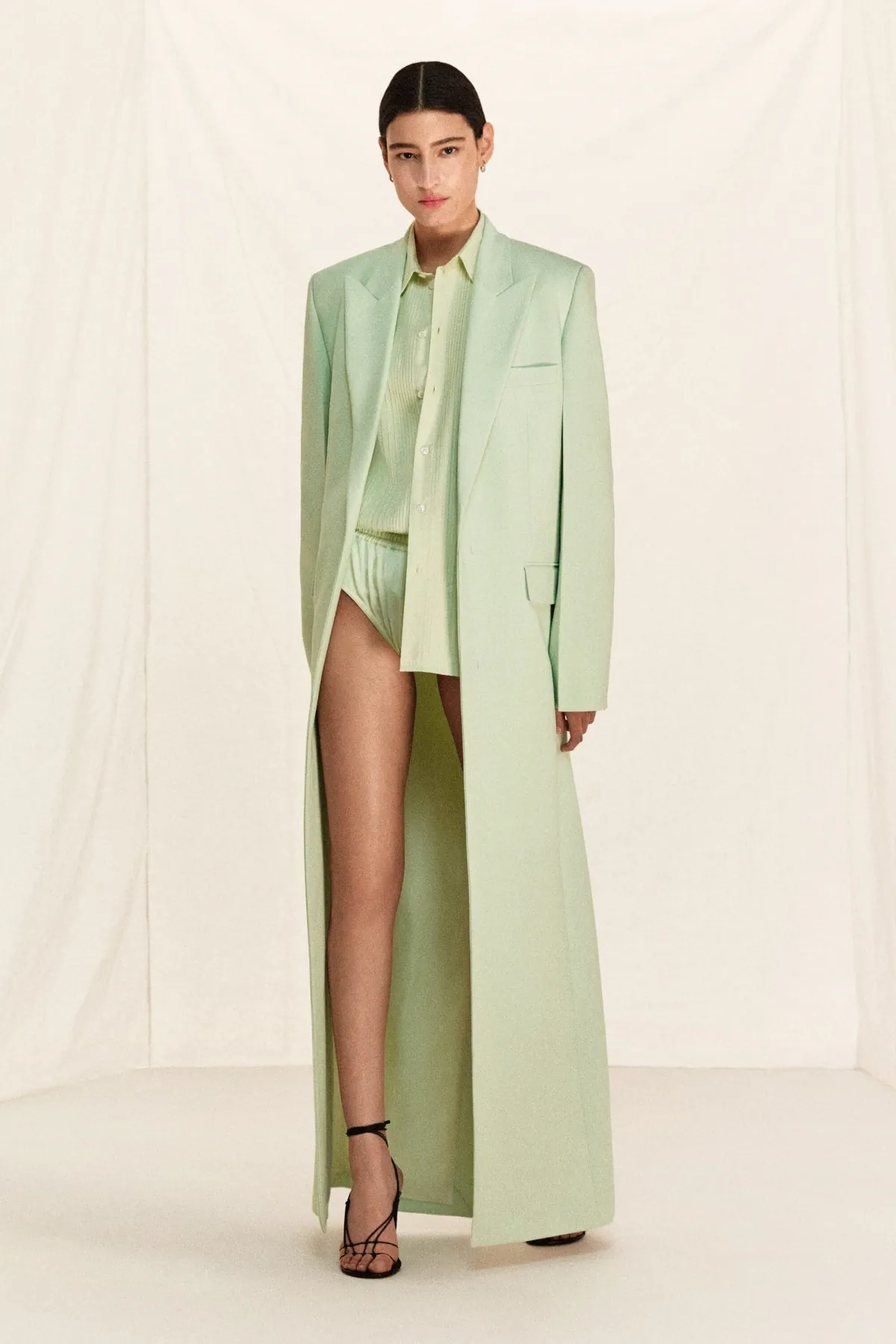 Victoria Beckham Resort 2026: Trở lại New York, nguồn cảm hứng từ hội họa và sự bất ngờ