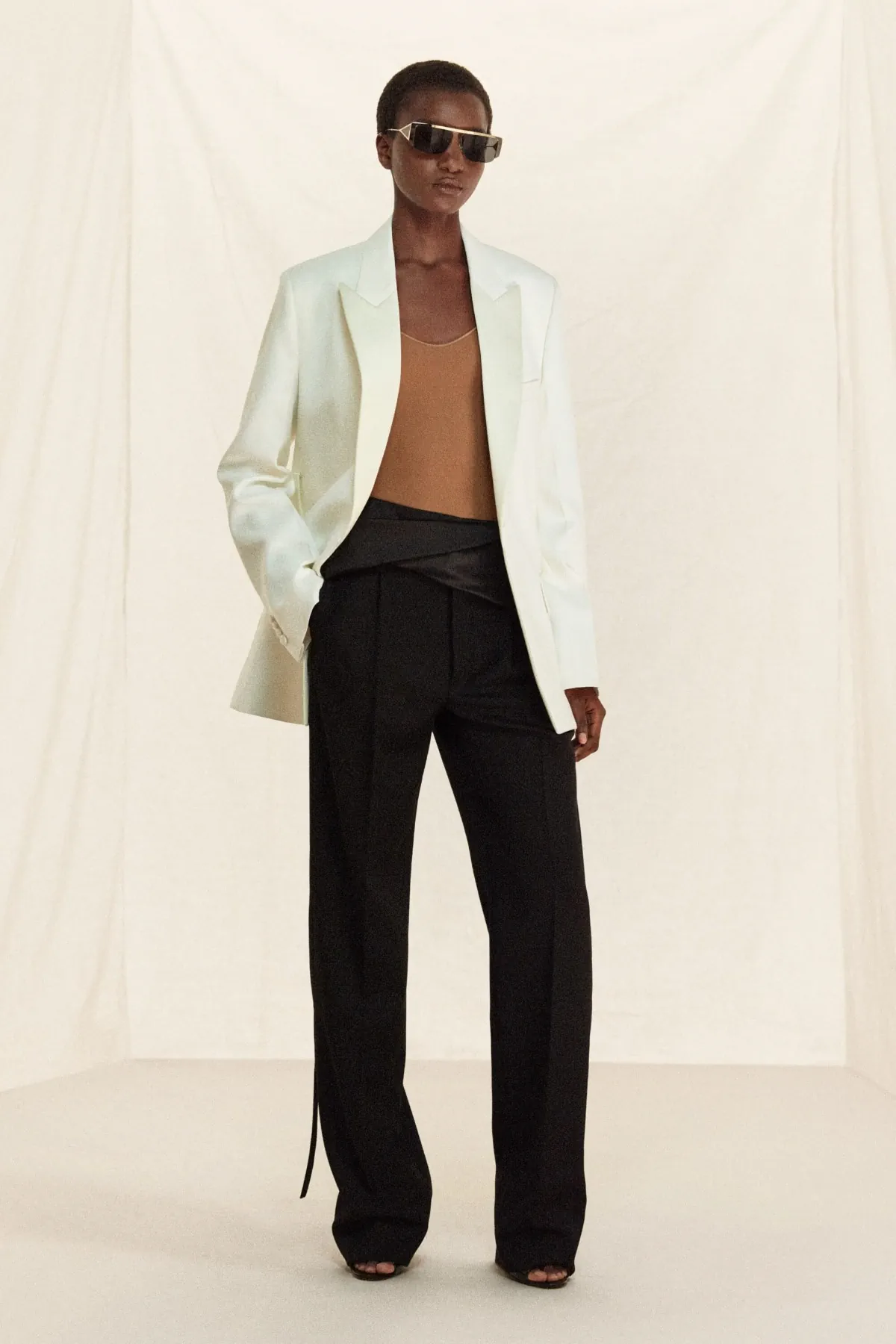 Victoria Beckham Resort 2026: Trở lại New York, nguồn cảm hứng từ hội họa và sự bất ngờ