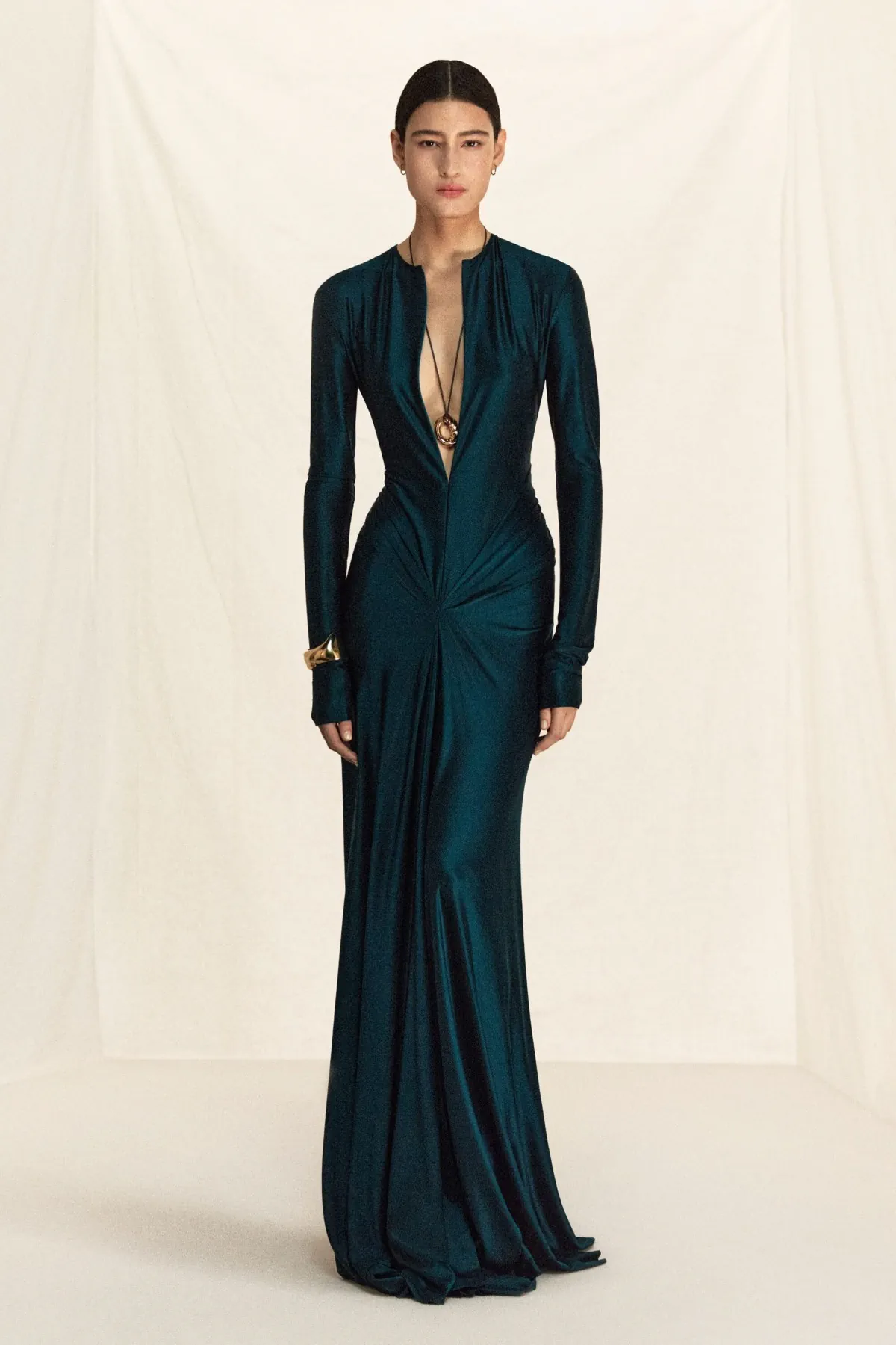Victoria Beckham Resort 2026: Trở lại New York, nguồn cảm hứng từ hội họa và sự bất ngờ