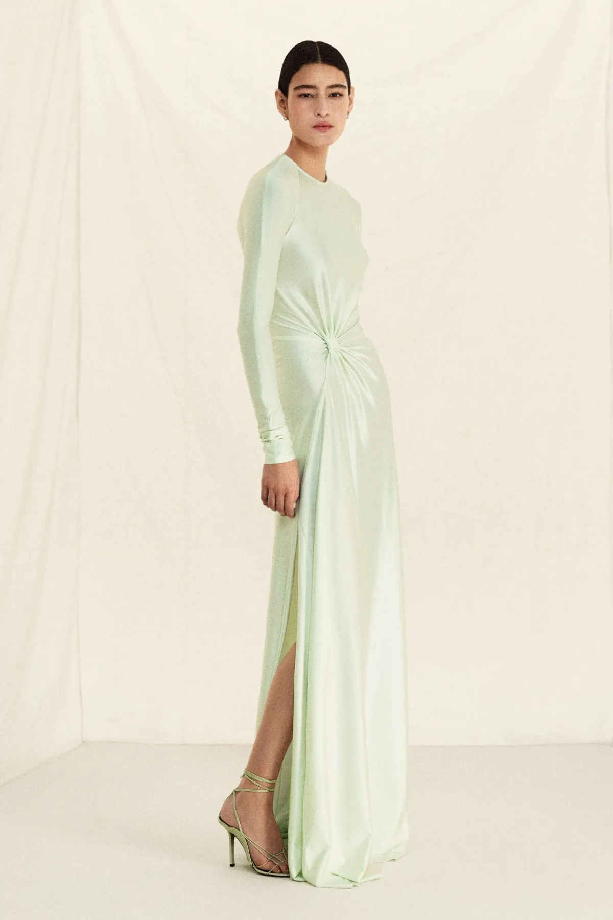 Victoria Beckham Resort 2026: Trở lại New York, nguồn cảm hứng từ hội họa và sự bất ngờ
