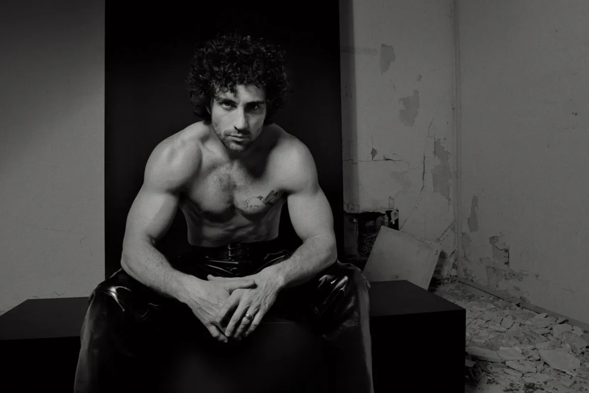Aaron Taylor-Johnson và Christopher Walken đại diện cho chiến dịch quảng cáo Saint Laurent Thu/Đông 2025 với phong cách đối lập