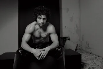 Aaron Taylor-Johnson và Christopher Walken đại diện cho chiến dịch quảng cáo Saint Laurent Thu/Đông 2025 với phong cách đối lập