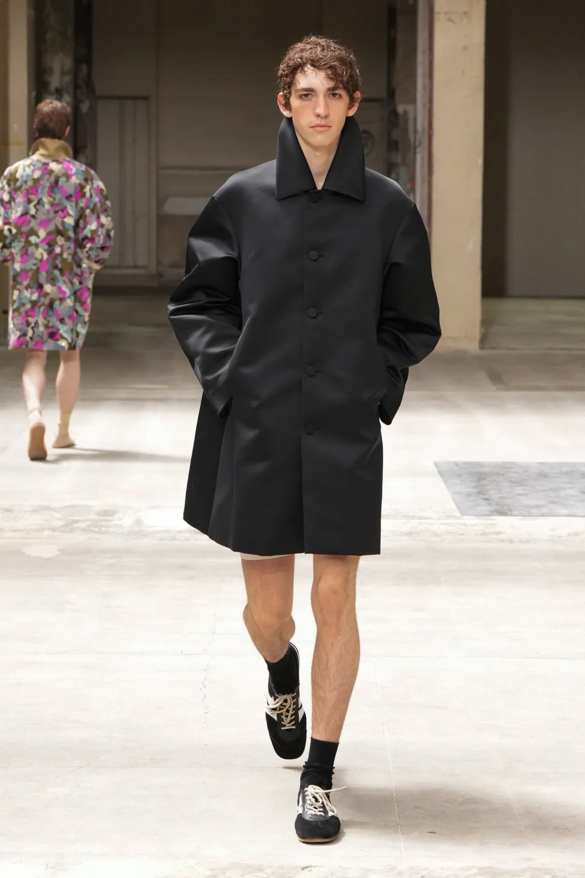 Julian Klausner ra mắt đầy tự tin với BST nam Dries Van Noten Xuân/Hè 2026 BST nam Dries Van Noten Xuân-Hè 2026