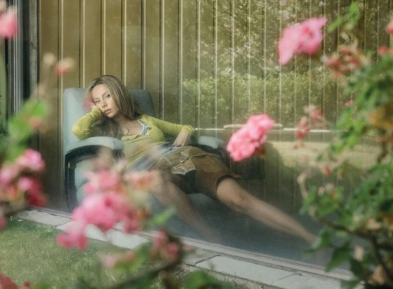 Vogue Mexico 06/2025: Ester Expósito chụp bởi Karla Lisker
