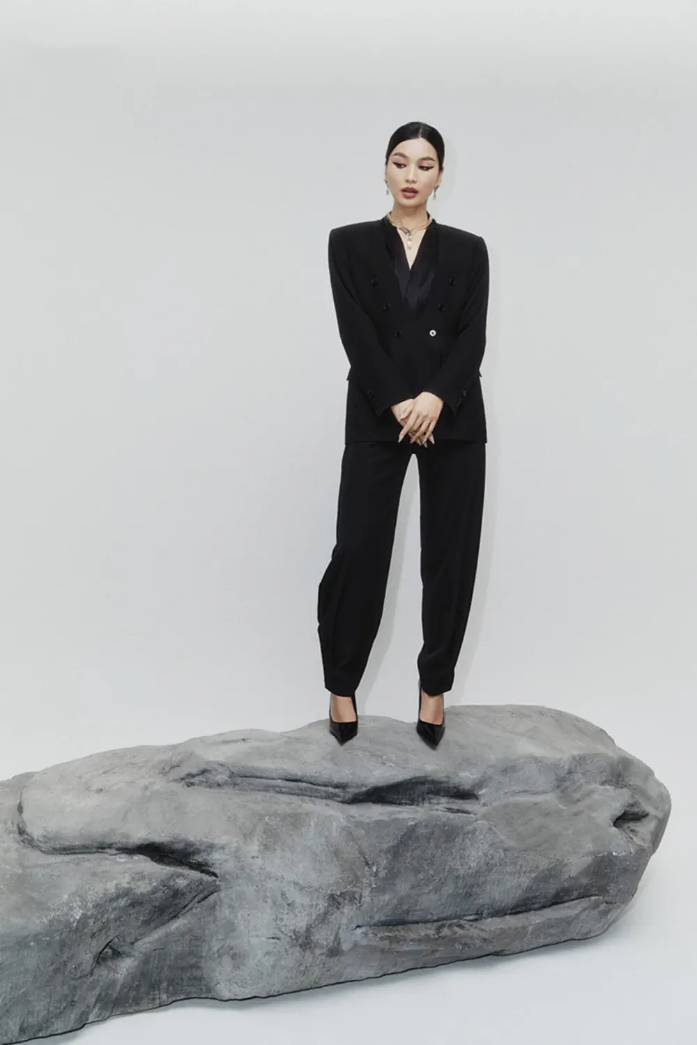 Vogue Singapore 06/2025: Gemma Chan chụp bởi Peter Ash Lee Vogue Singapore 06/2025: Gemma Chan chụp bởi Peter Ash Lee