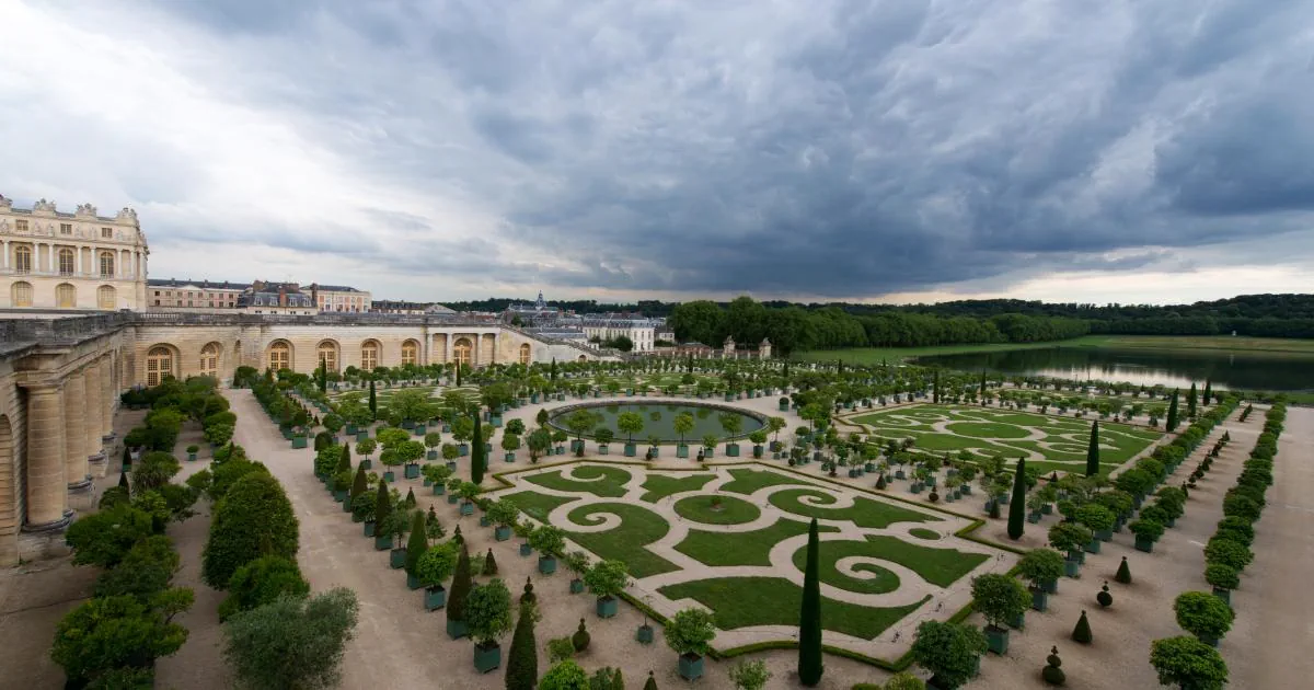Jacquemus trở lại lâu đài Versailles cho bộ sưu tập Xuân/Hè 2026 Jacquemus trở lại lâu đài Versailles cho bộ sưu tập Thu/Đông 2025