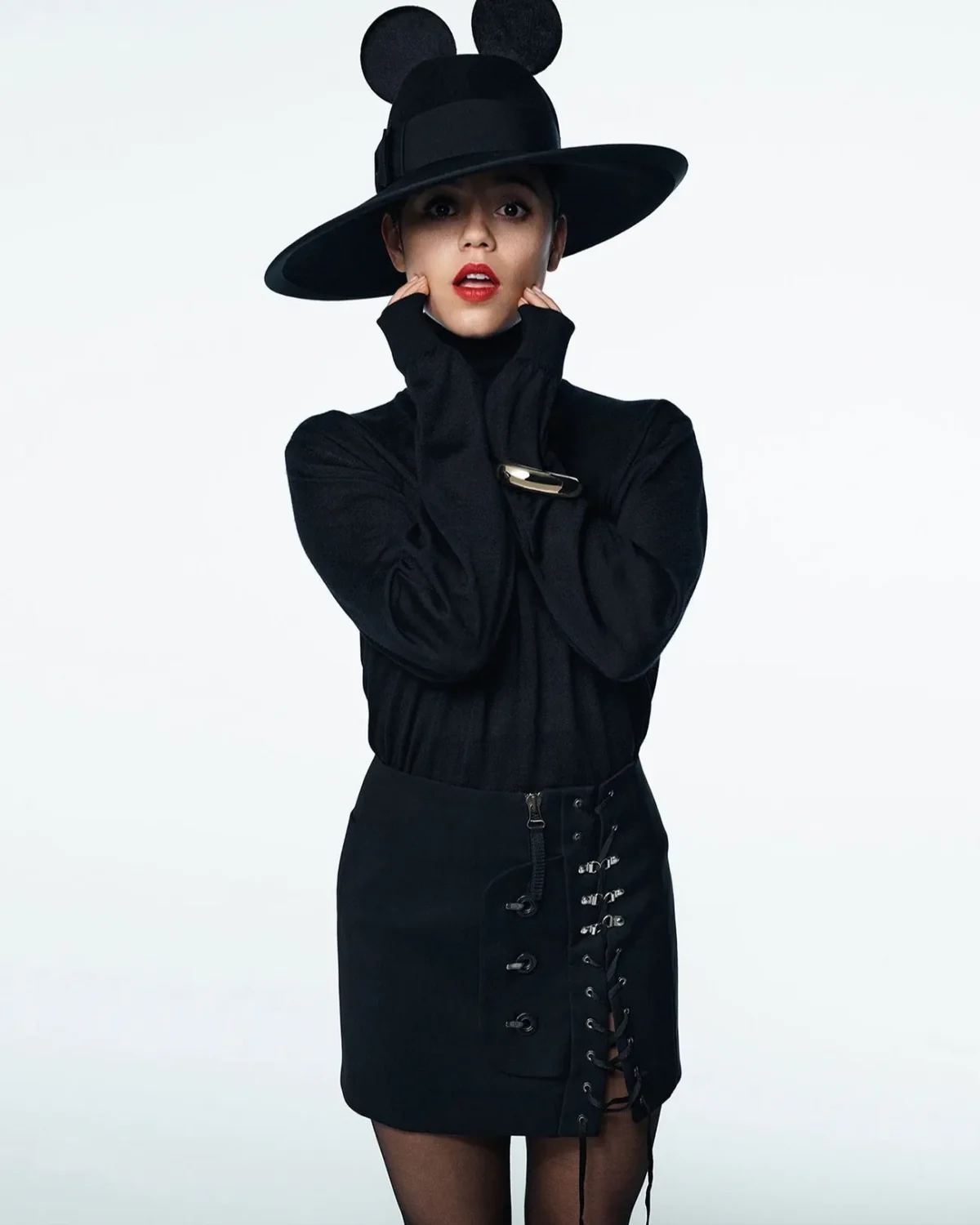 Harper's Bazaar US Hè 2025: Jenna Ortega chụp bởi Willy Vanderperre