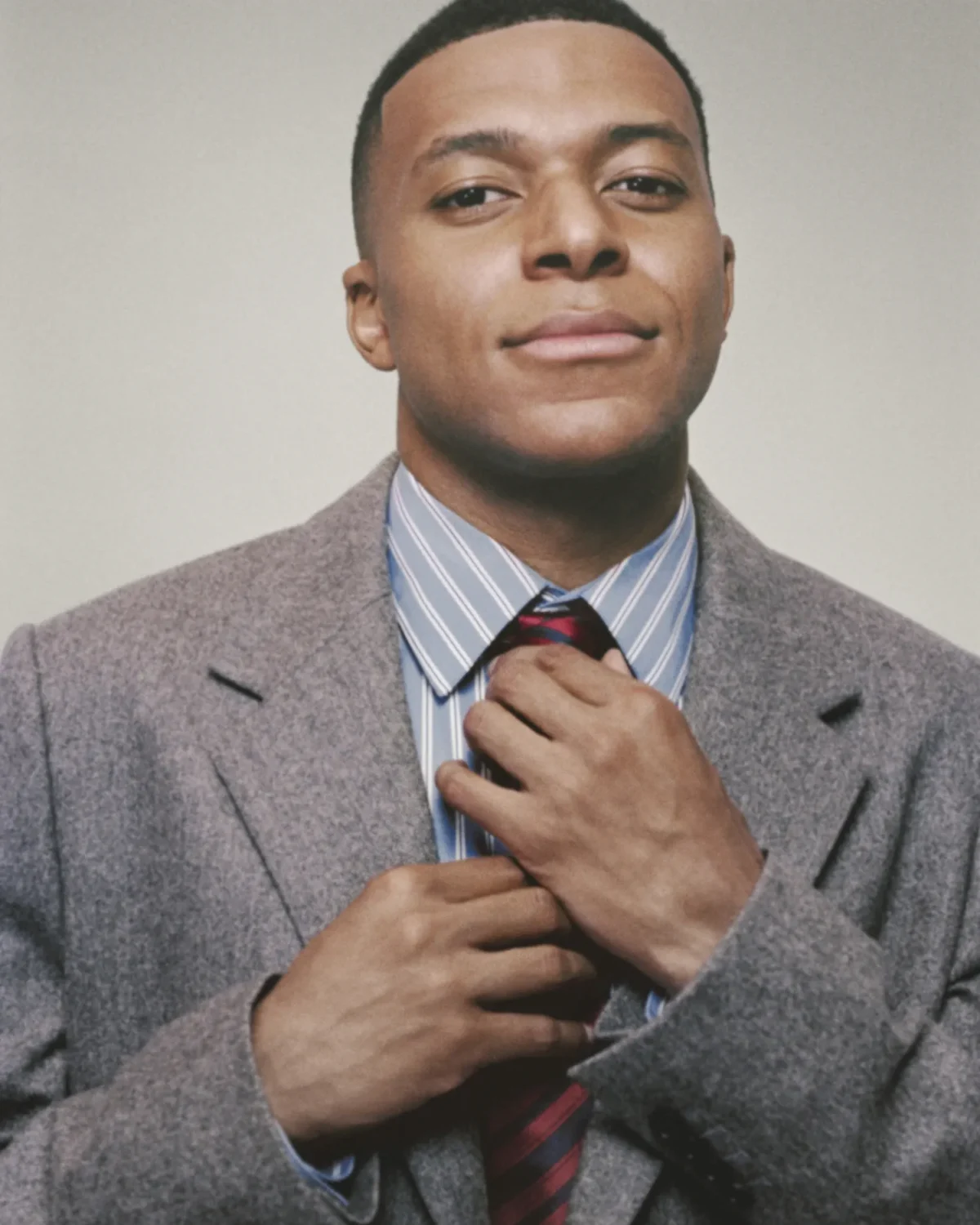 Jonathan Anderson hé lộ những thiết kế đầu tiên cho Dior qua hình ảnh siêu sao Kylian Mbappé
