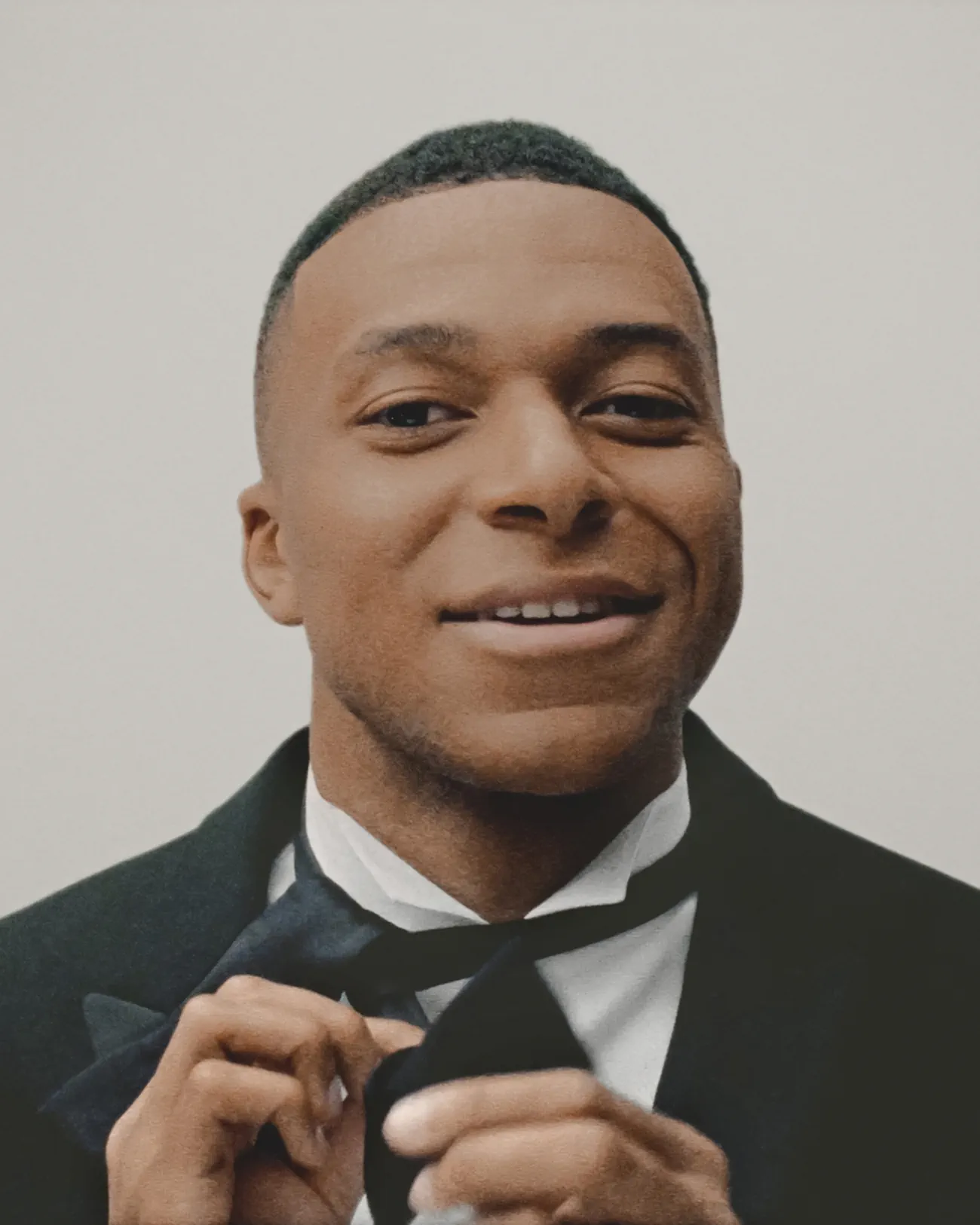Jonathan Anderson hé lộ những thiết kế đầu tiên cho Dior qua hình ảnh siêu sao Kylian Mbappé Jonathan Anderson hé lộ những thiết kế đầu tiên cho Dior qua hình ảnh siêu sao Kylian Mbappé