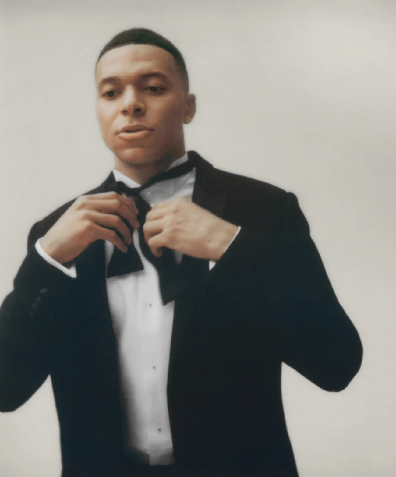 Jonathan Anderson hé lộ những thiết kế đầu tiên cho Dior qua hình ảnh siêu sao Kylian Mbappé Jonathan Anderson hé lộ những thiết kế đầu tiên cho Dior qua hình ảnh siêu sao Kylian Mbappé