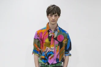 BST nam Paul Smith Xuân/Hè 2026 lấy cảm hứng từ trải nghiệm du lịch suốt nhiều thập kỷ của nhà thiết kế