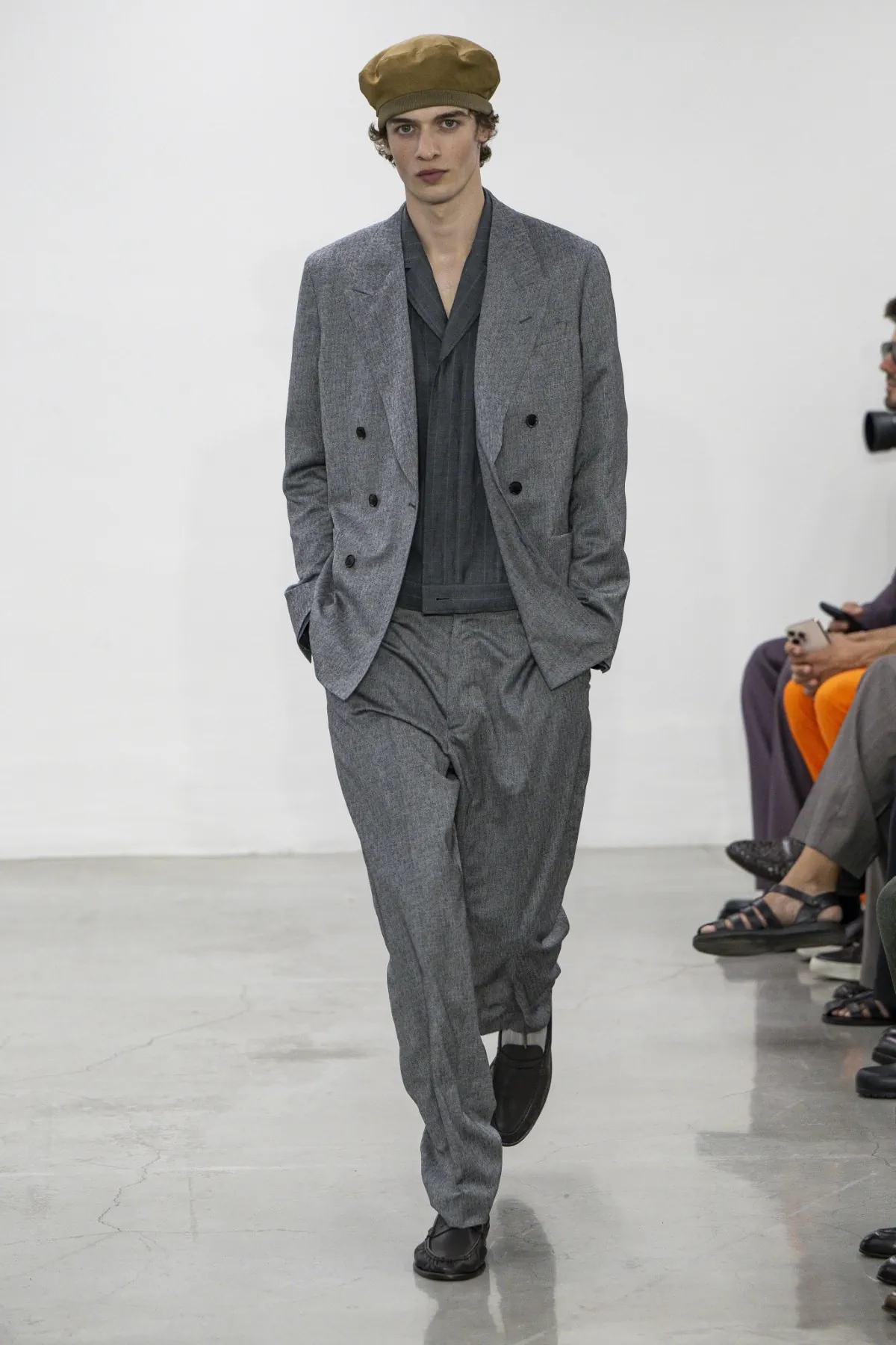 BST nam Paul Smith Xuân/Hè 2026 lấy cảm hứng từ trải nghiệm du lịch suốt nhiều thập kỷ của nhà thiết kế