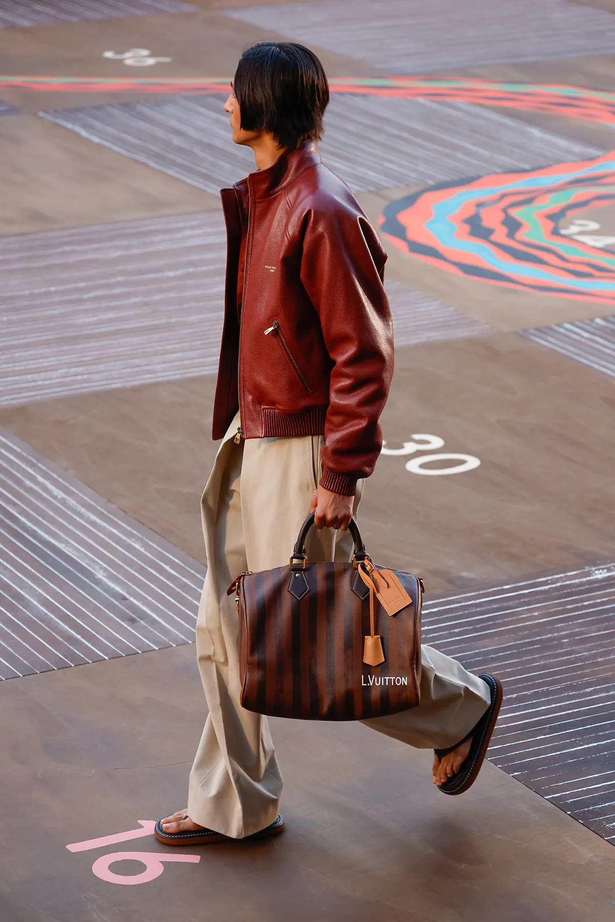 Pharrell Williams “bắt trend” dép xỏ ngón trong bộ sưu tập nam Louis Vuitton Xuân/Hè 2026 Pharrell Williams “bắt trend” dép xỏ ngón trong bộ sưu tập nam Louis Vuitton Xuân/Hè 2026