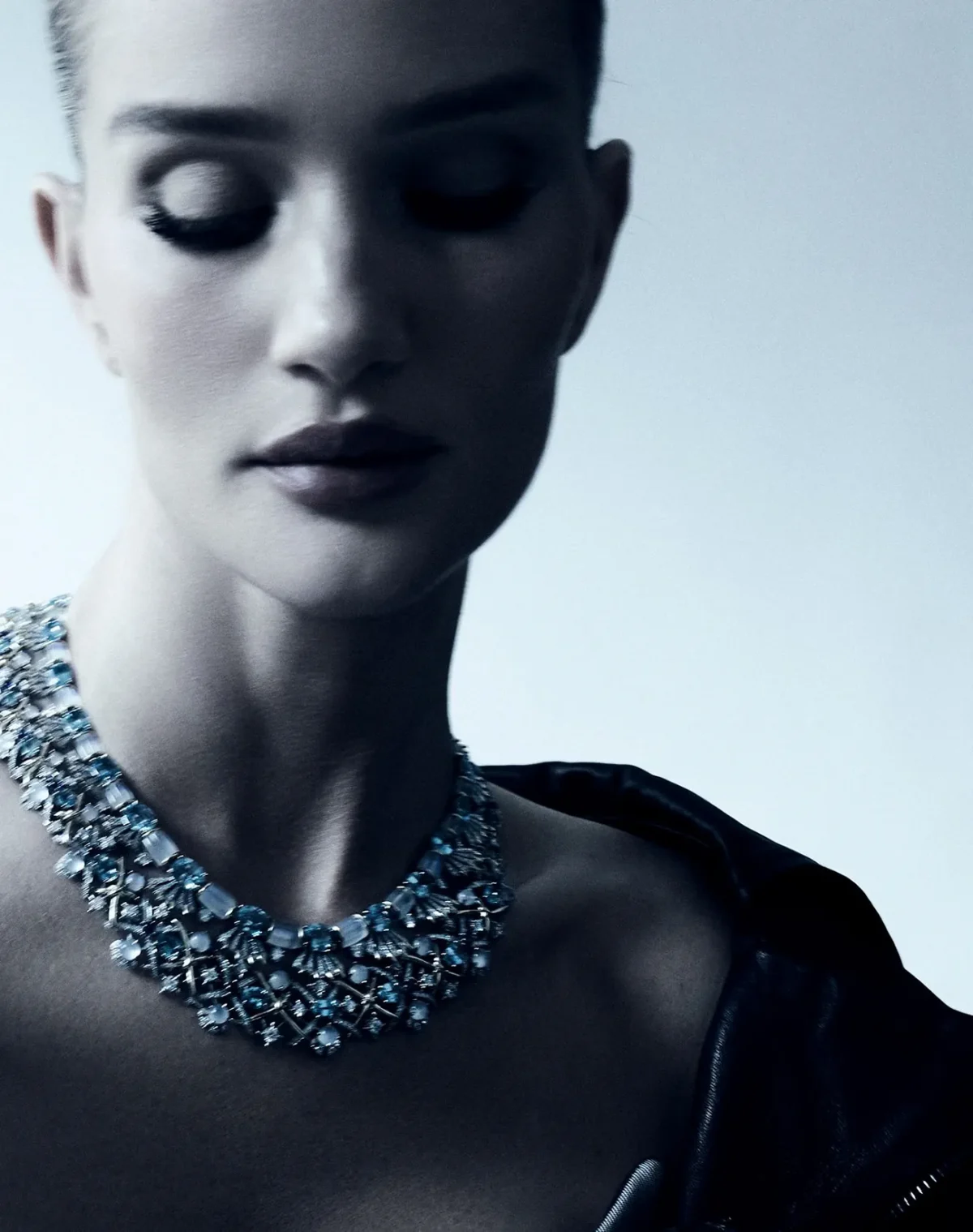 Harper's Bazaar Đài Loan 06/2025: Rosie Huntington-Whiteley tỏa sáng với trang sức Tiffany & Co., chụp bởi David Roemer