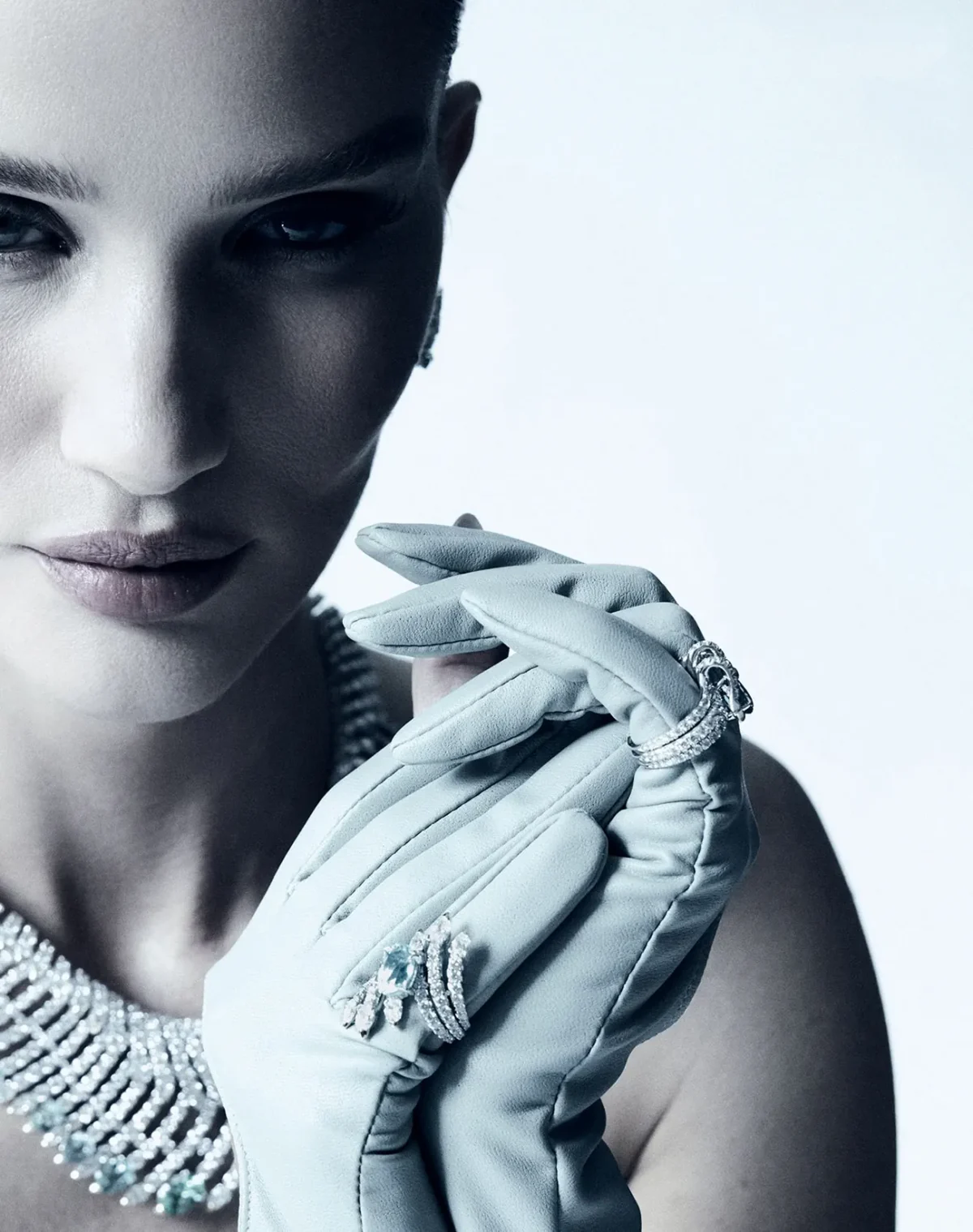 Harper's Bazaar Đài Loan 06/2025: Rosie Huntington-Whiteley tỏa sáng với trang sức Tiffany & Co., chụp bởi David Roemer