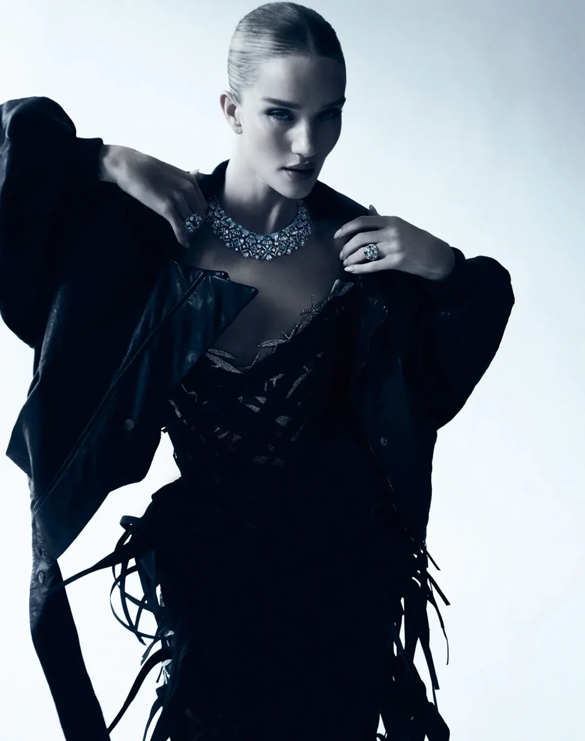 Harper's Bazaar Đài Loan 06/2025: Rosie Huntington-Whiteley tỏa sáng với trang sức Tiffany & Co., chụp bởi David Roemer