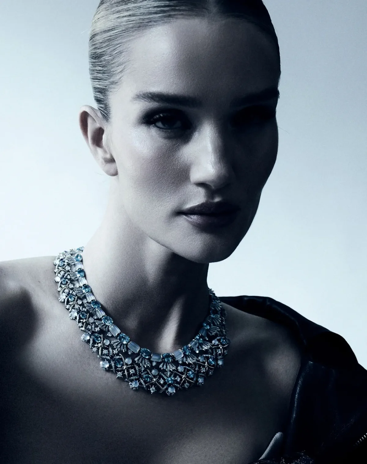 Harper's Bazaar Đài Loan 06/2025: Rosie Huntington-Whiteley tỏa sáng với trang sức Tiffany & Co., chụp bởi David Roemer