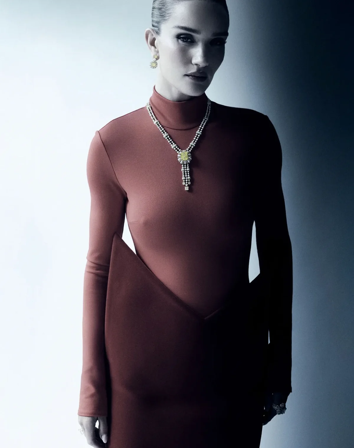 Harper's Bazaar Đài Loan 06/2025: Rosie Huntington-Whiteley tỏa sáng với trang sức Tiffany & Co., chụp bởi David Roemer