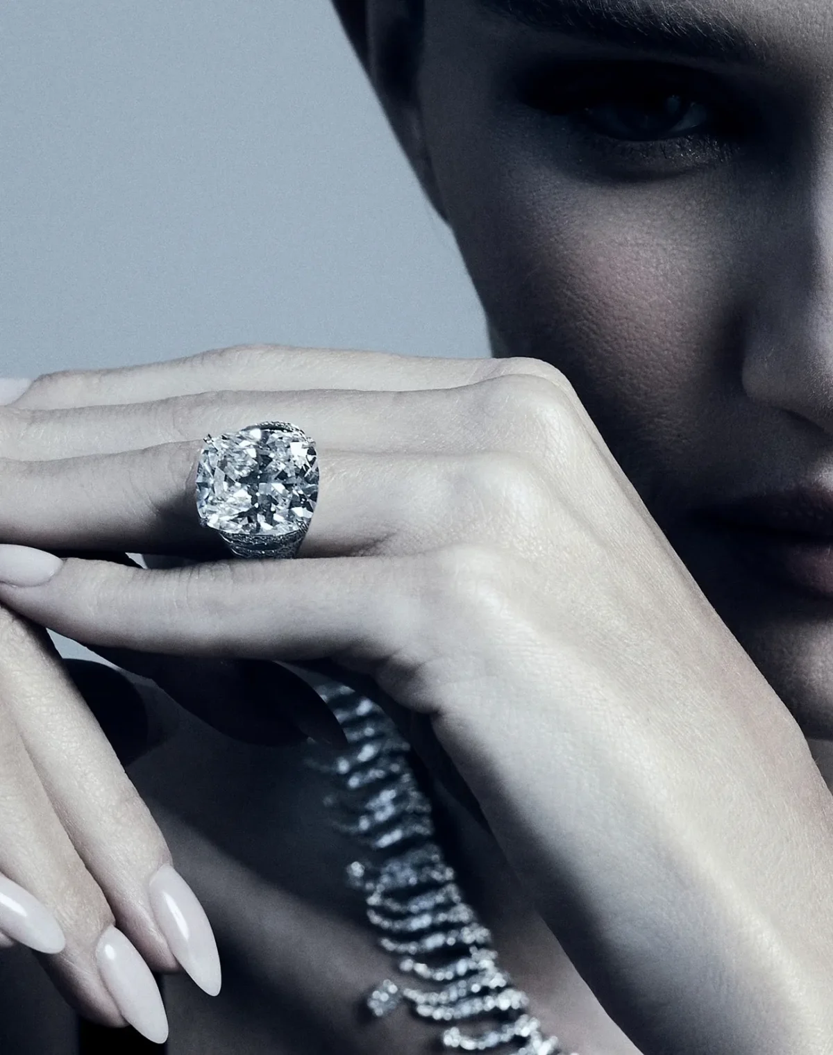 Harper's Bazaar Đài Loan 06/2025: Rosie Huntington-Whiteley tỏa sáng với trang sức Tiffany & Co., chụp bởi David Roemer