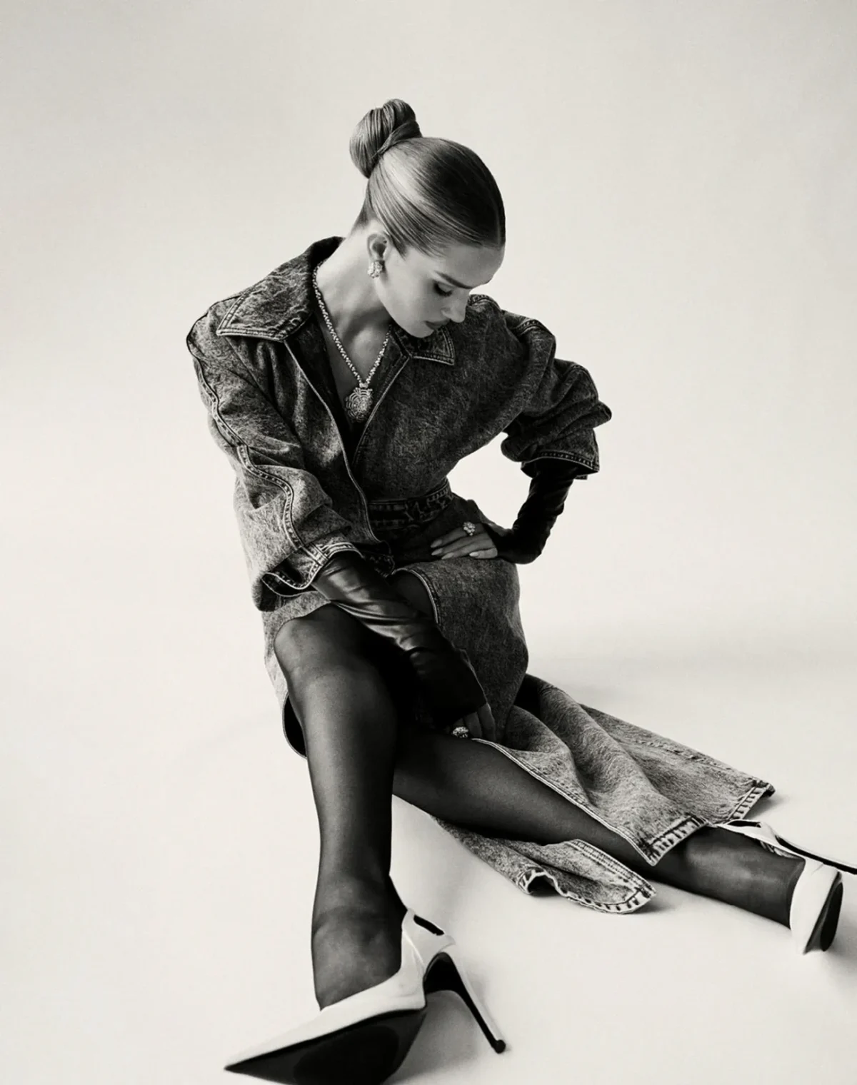 Harper's Bazaar Đài Loan 06/2025: Rosie Huntington-Whiteley tỏa sáng với trang sức Tiffany & Co., chụp bởi David Roemer