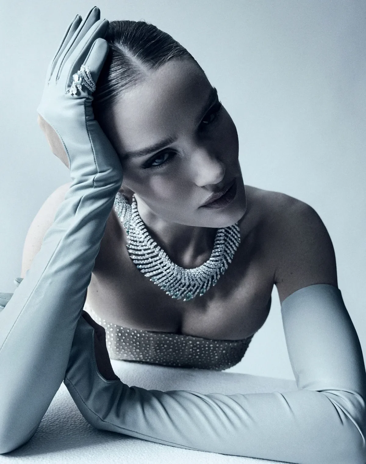 Harper's Bazaar Đài Loan 06/2025: Rosie Huntington-Whiteley tỏa sáng với trang sức Tiffany & Co., chụp bởi David Roemer