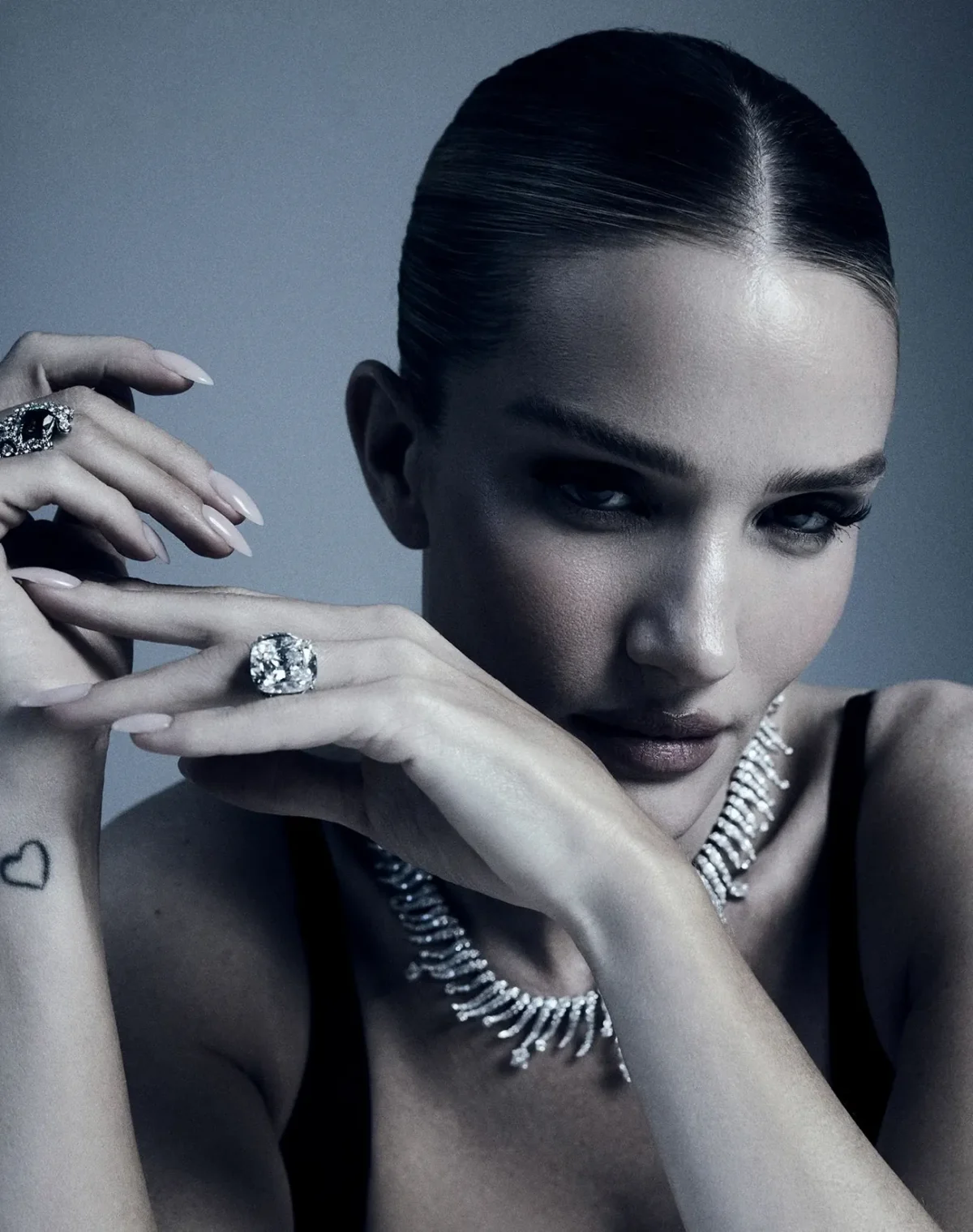 Harper's Bazaar Đài Loan 06/2025: Rosie Huntington-Whiteley tỏa sáng với trang sức Tiffany & Co., chụp bởi David Roemer