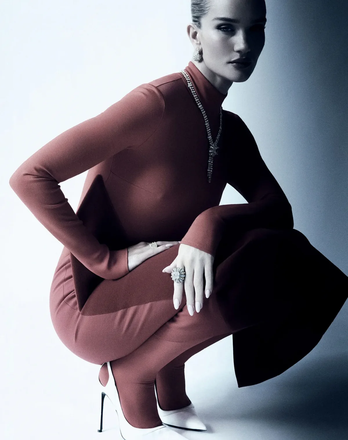 Harper's Bazaar Đài Loan 06/2025: Rosie Huntington-Whiteley tỏa sáng với trang sức Tiffany & Co., chụp bởi David Roemer