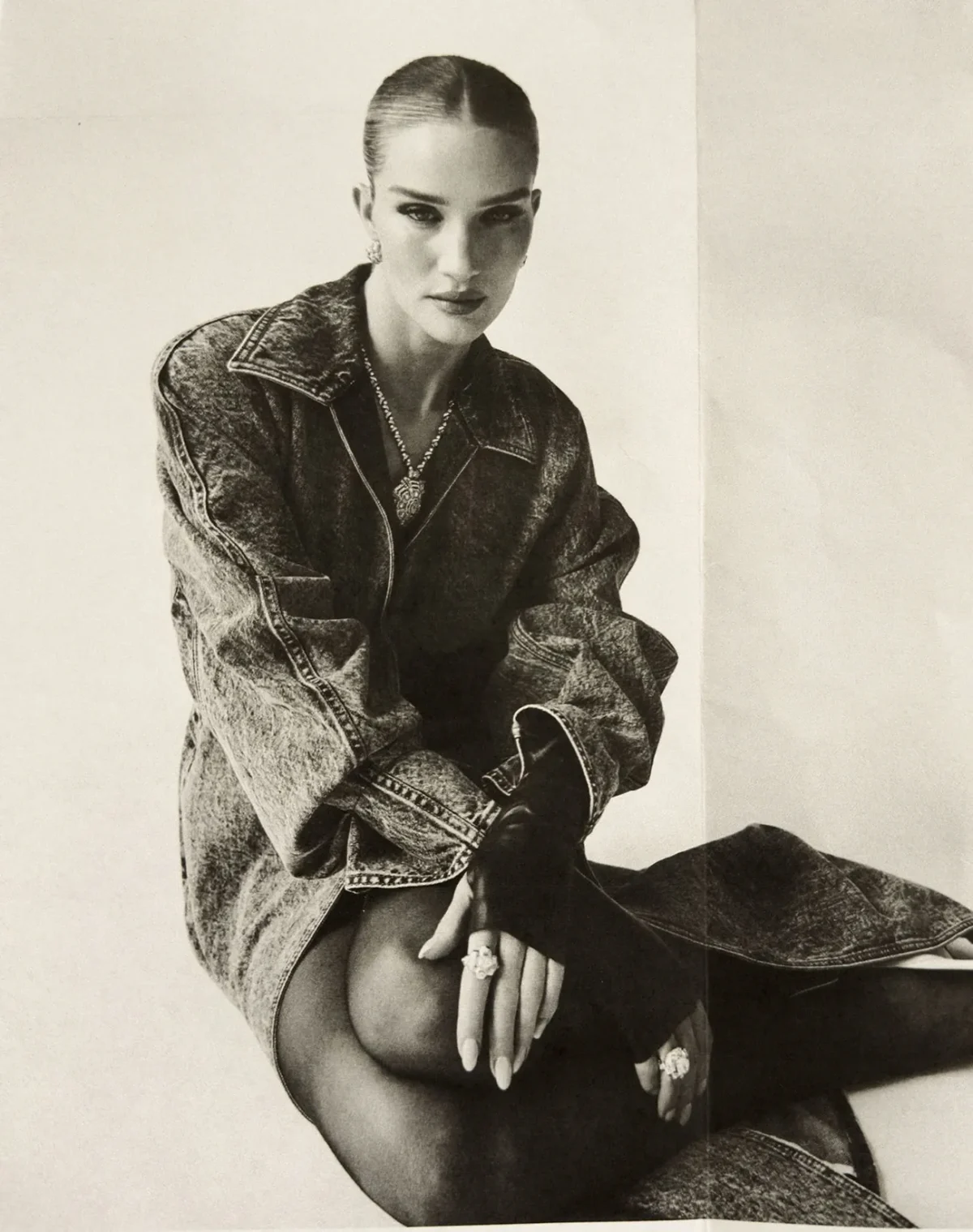 Harper's Bazaar Đài Loan 06/2025: Rosie Huntington-Whiteley tỏa sáng với trang sức Tiffany & Co., chụp bởi David Roemer