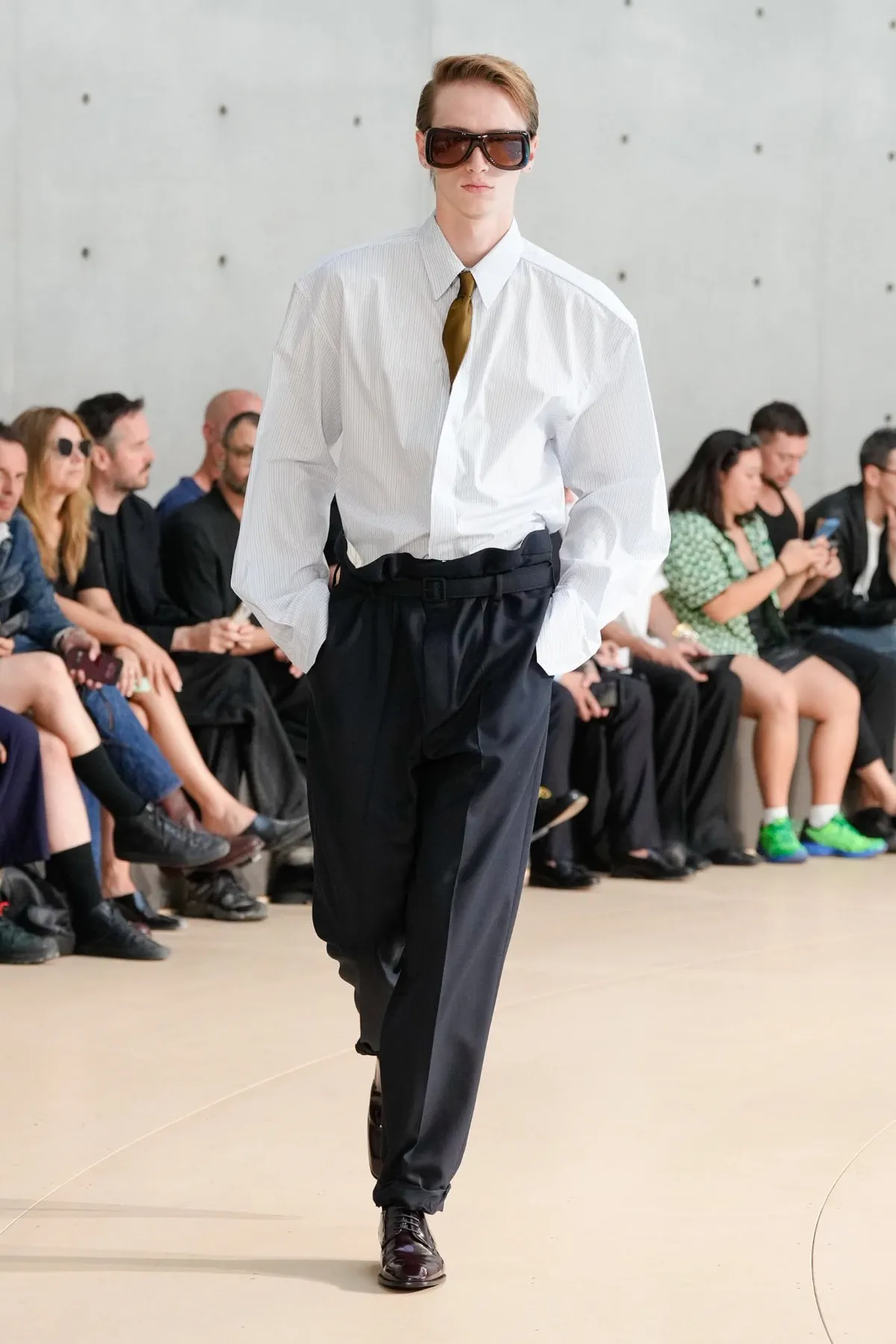 BST nam Saint Laurent Xuân/Hè 2026: Bùng nổ năng lượng và sắc màu thập niên 80 BST nam Saint Laurent Xuân/Hè 2026