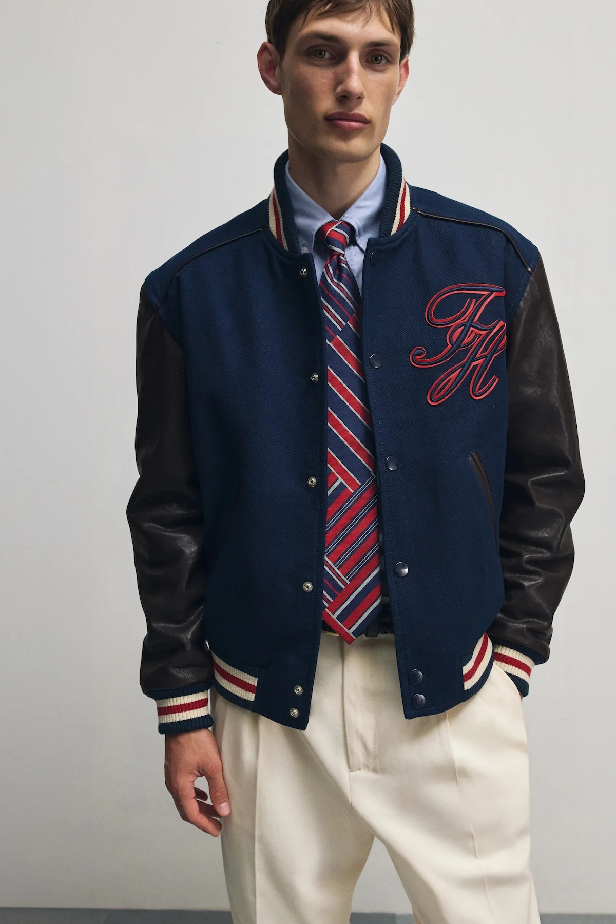 Tommy Hilfiger Xuân/Hè 2026: Tái sinh phong cách preppy Mỹ tại Pitti Uomo Tommy Hilfiger Xuân/Hè 2026: Tái sinh phong cách preppy Mỹ tại Pitti Uomo