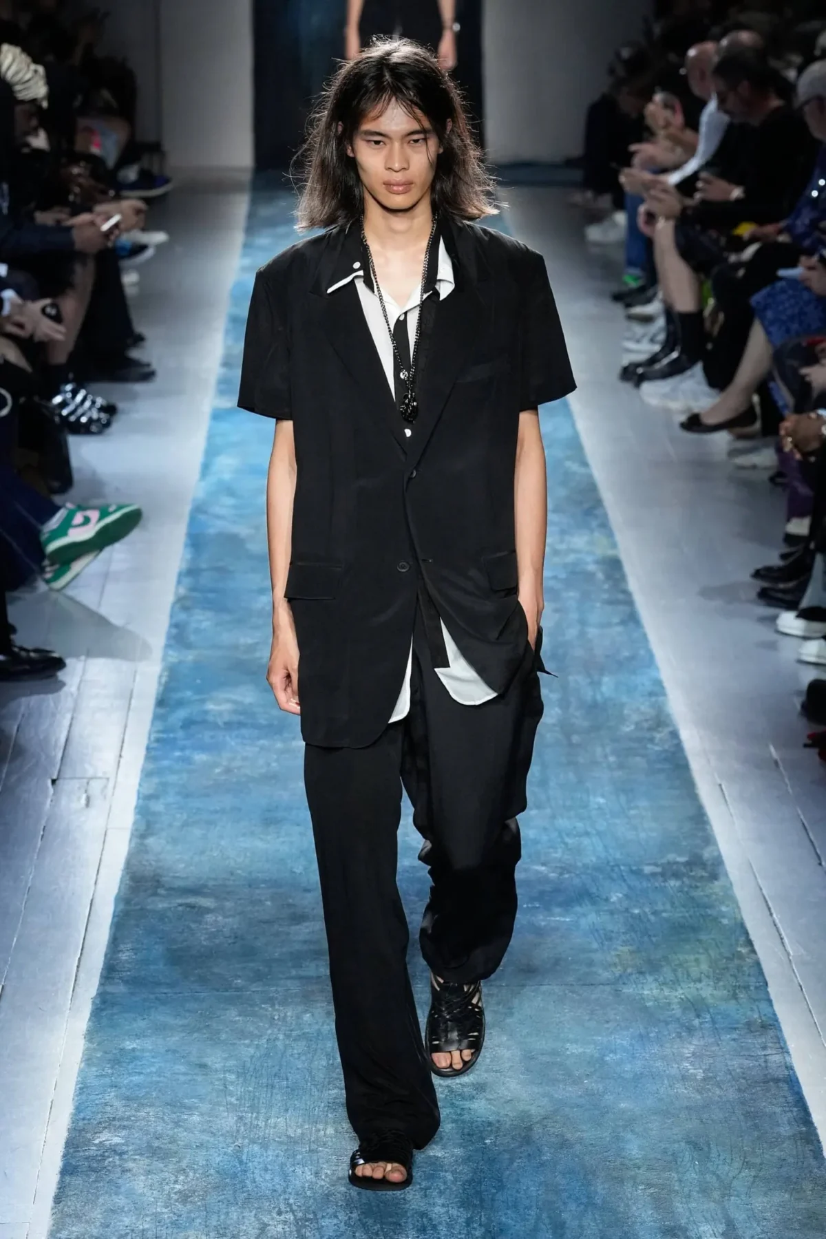 BST nam Yohji Yamamoto Xuân/Hè 2026 truyền tải thông điệp bảo vệ môi trường thông qua thời trang