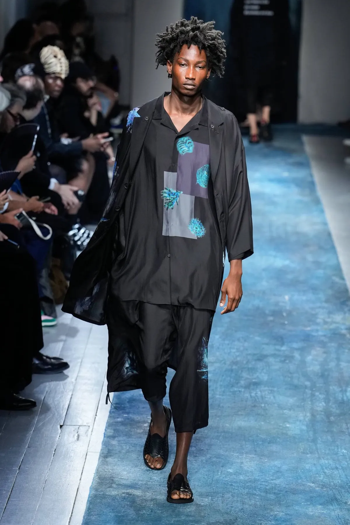 BST nam Yohji Yamamoto Xuân/Hè 2026 truyền tải thông điệp bảo vệ môi trường thông qua thời trang