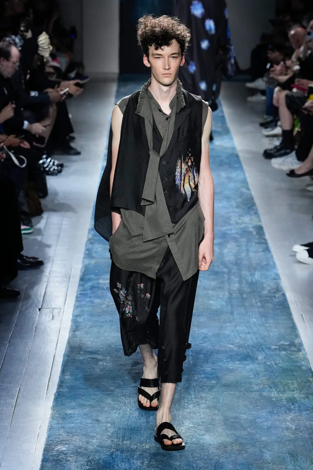 BST nam Yohji Yamamoto Xuân/Hè 2026 truyền tải thông điệp bảo vệ môi trường thông qua thời trang