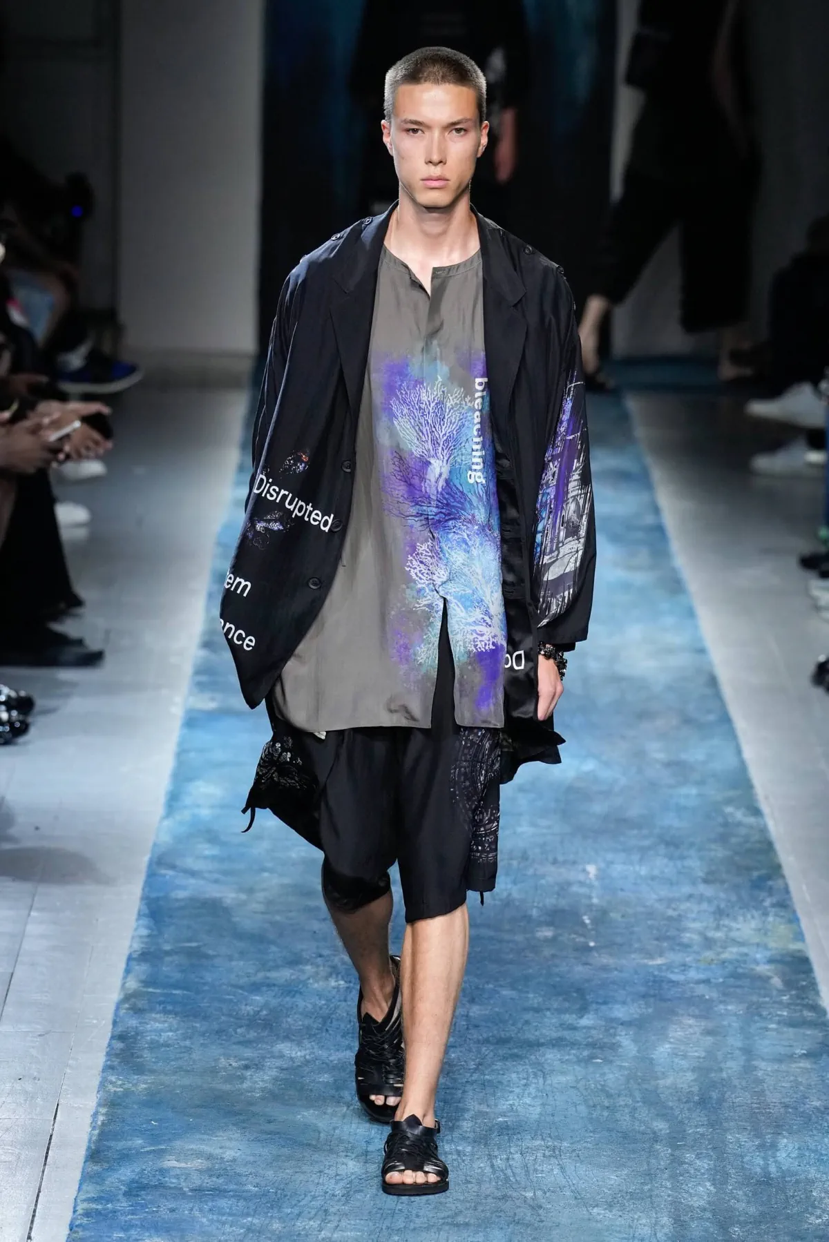 BST nam Yohji Yamamoto Xuân/Hè 2026 truyền tải thông điệp bảo vệ môi trường thông qua thời trang