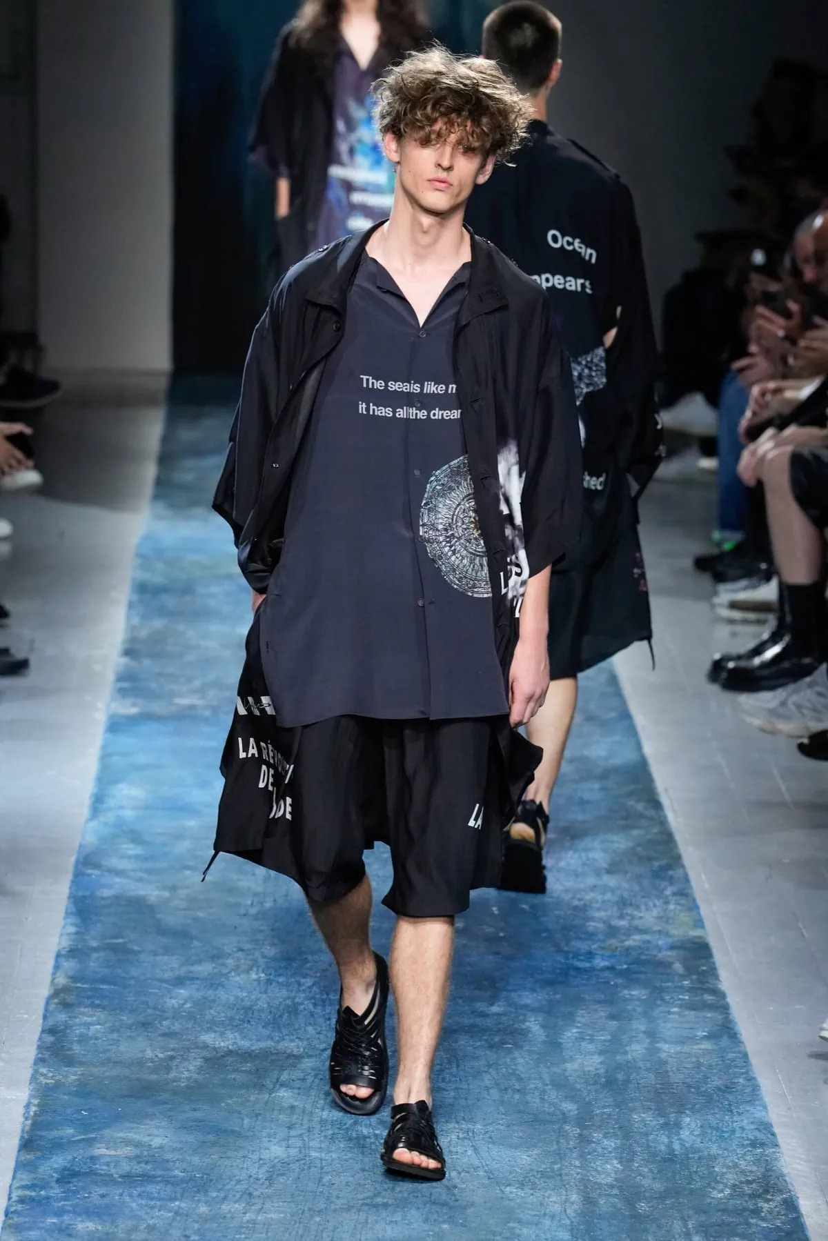 BST nam Yohji Yamamoto Xuân/Hè 2026 truyền tải thông điệp bảo vệ môi trường thông qua thời trang